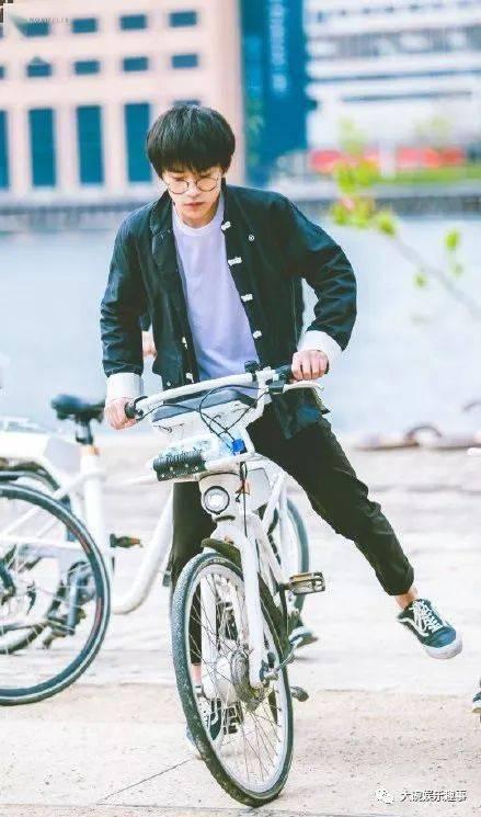 易烊千玺骑自行车照片,展现青春活力